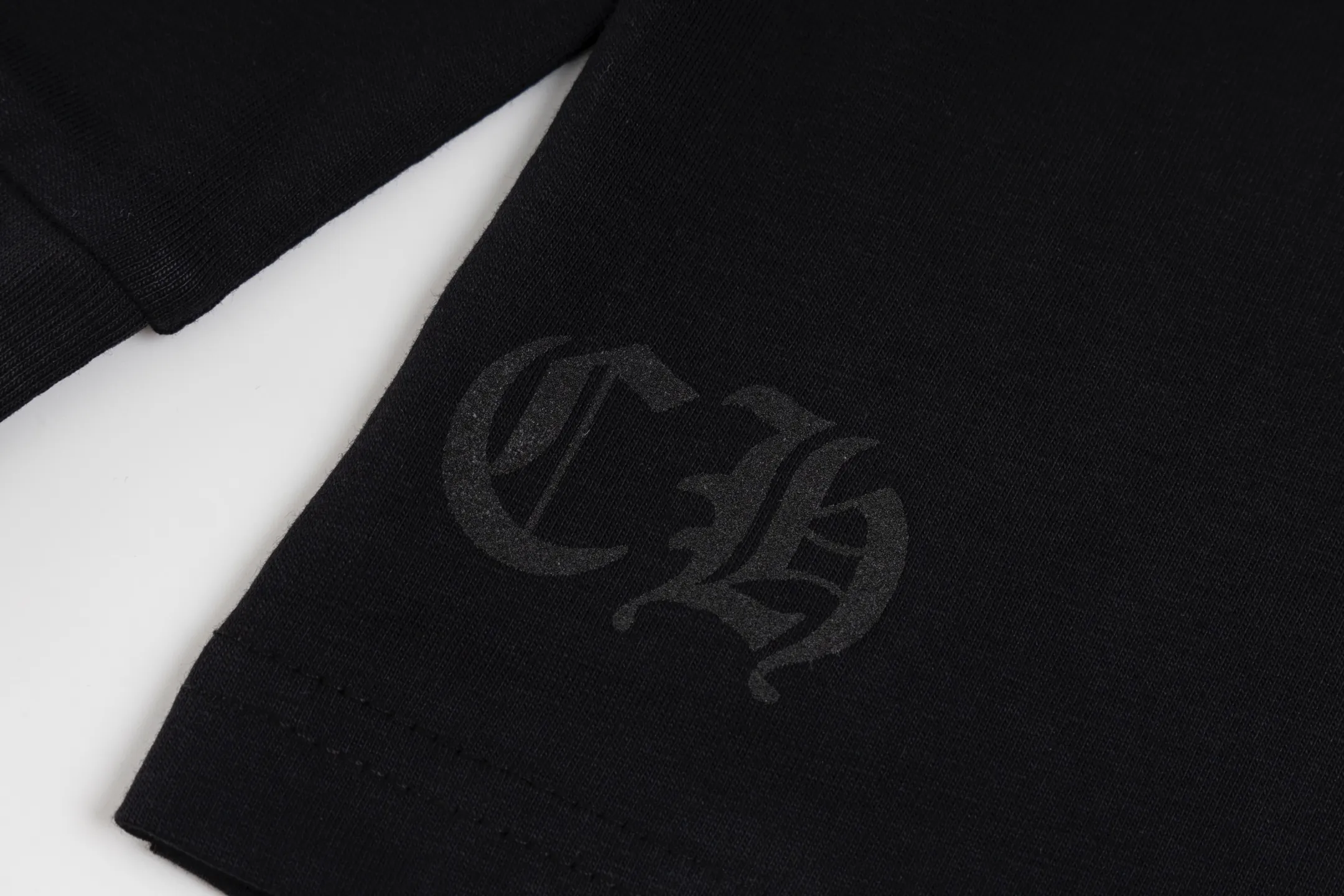 🅿️350 [Exclusive supply] CH Miami limited color cross long sleeves (white) The fabric is made of 26-woven 220-gram high-weight cotton fabric, which is thick and crisp and not easy to deform, with fine texture, breathable and skin-friendly. The design is derived from the CH Miami limited series. The colorful cross print interprets the brand's classic aesthetics, and is trendy and cool with a tension of faith. High-temperature ink printing process, rich color levels and delicate transitions, even large-area complex patterns are still bright and durable without cracking after washing. Size:S-M-L